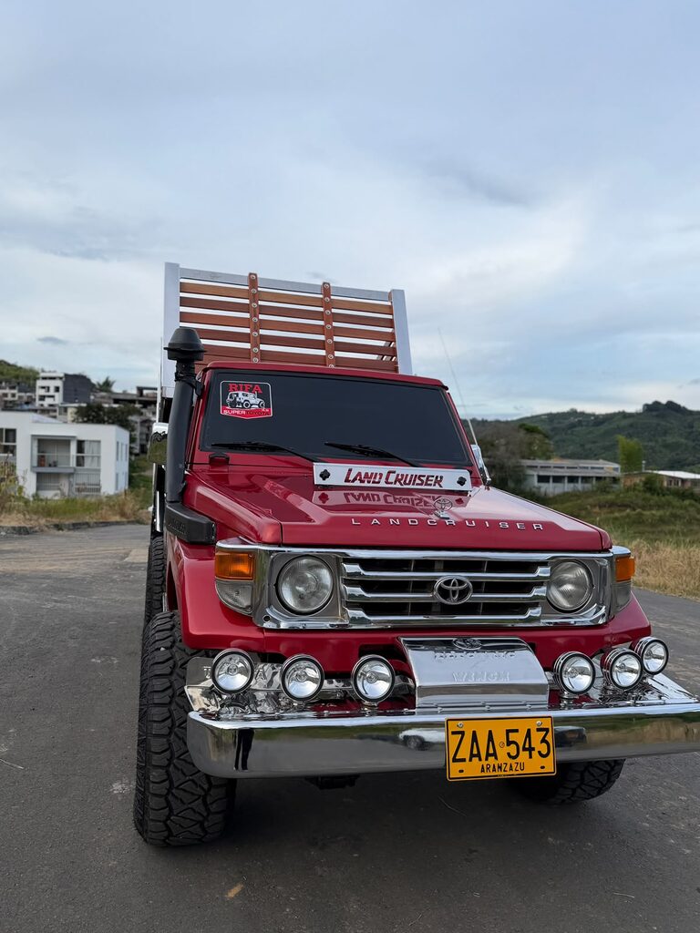 Detalle del frente de la Toyota 4.5 con exploradoras cromadas y emblema Land Cruiser