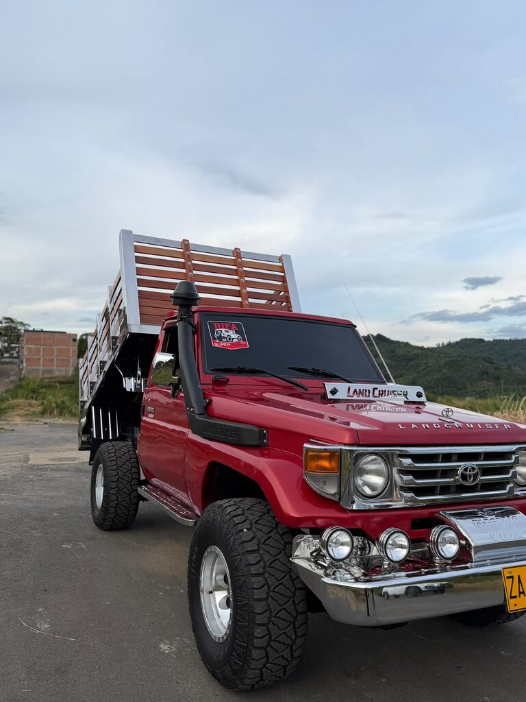 Toyota 4.5 de estacas mostrando el platón de madera y el sistema de gato hidráulico