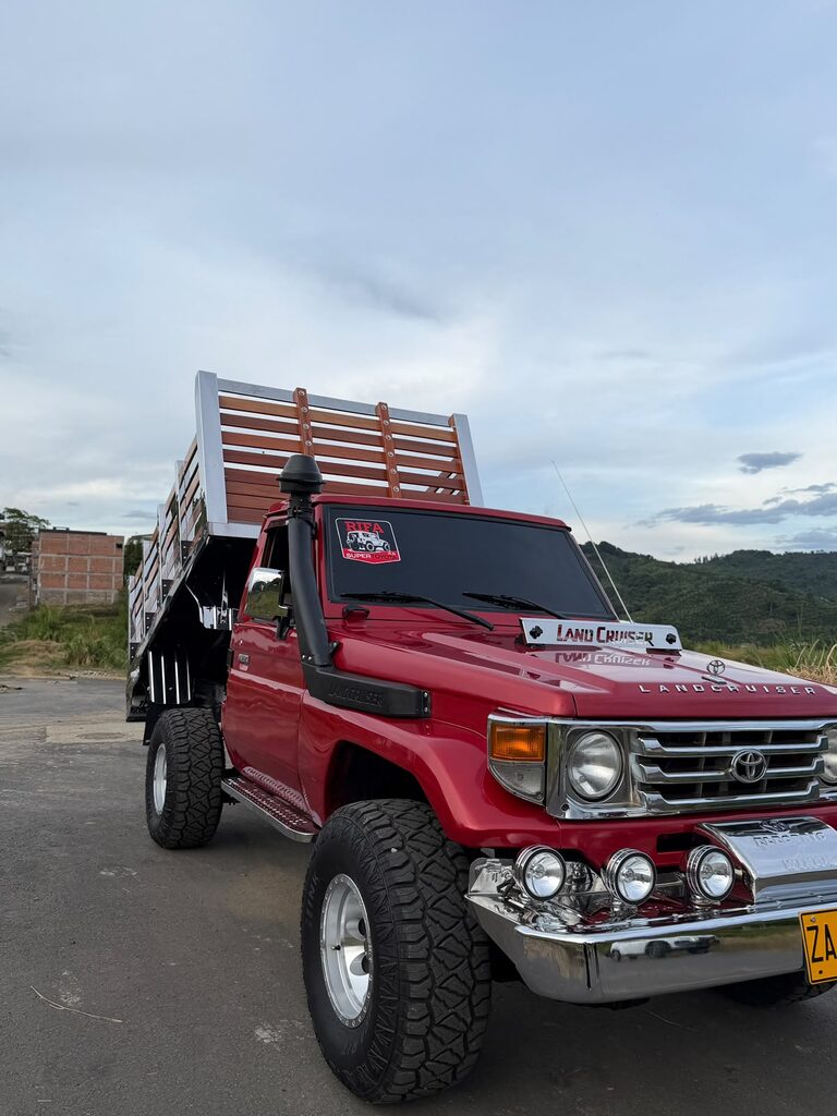 Toyota Land Cruiser 4.5 de estacas con el platón levantado por el gato hidráulico