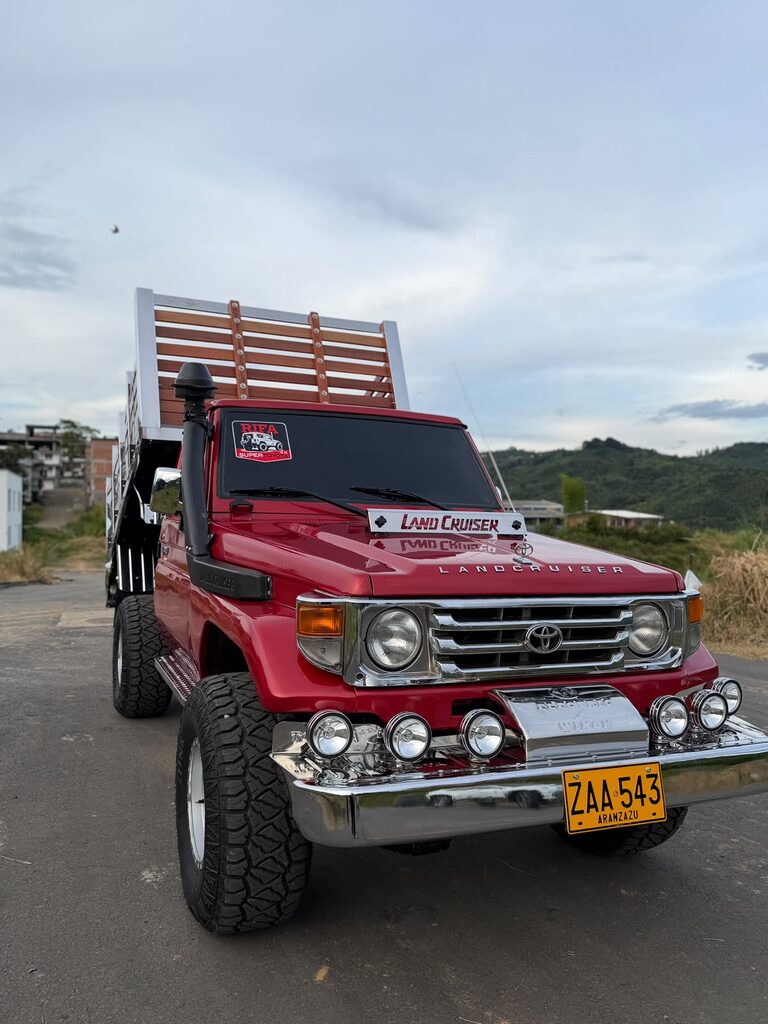 Toyota Land Cruiser 4.5 diésel roja de estacas vista de tres cuartos