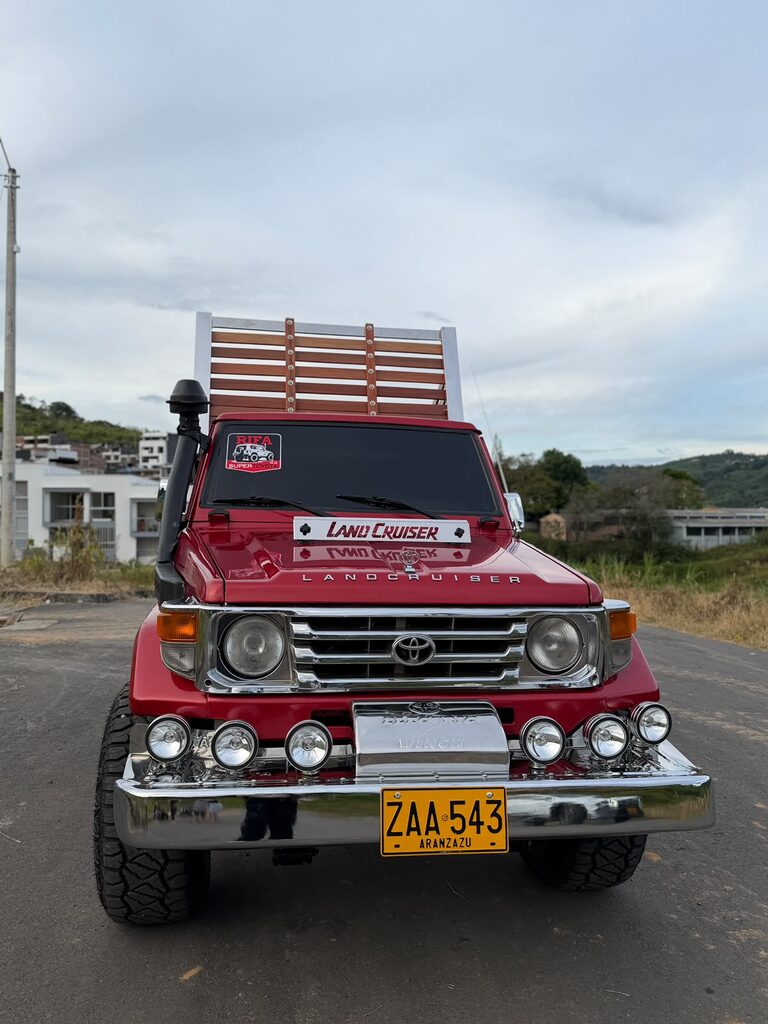 Vista frontal de la Toyota Land Cruiser 4.5 roja con bumper cromado y seis exploradoras